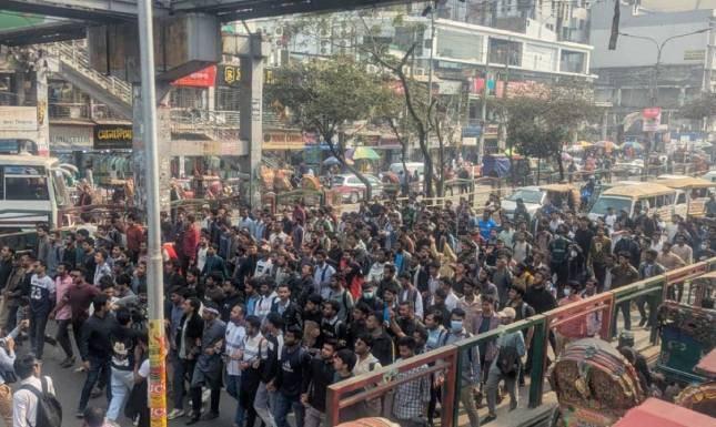 ঢাকা সেন্ট্রাল ইউনিভার্সিটির অধ্যাদেশ দাবিতে সায়েন্সল্যাব অবরোধ