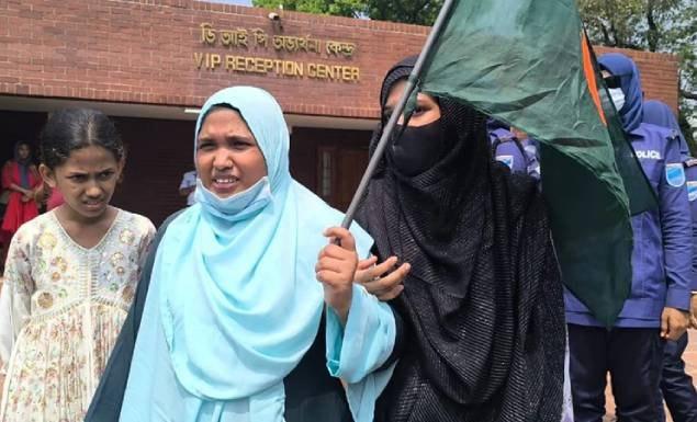 জাতীয় স্মৃতিসৌধে শ্রদ্ধা জানাতে এসে ‘জয় বাংলা’ স্লোগান দিয়েছেন তাহমিনা আক্তারসহ তিন নারী