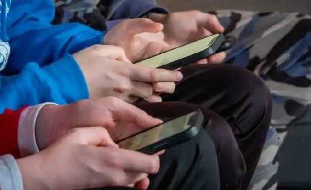 ইন্টারনেট চালাতে বয়স যাচাই, শিশু সুরক্ষায় অ্যাপ আনছে ইউরোপ