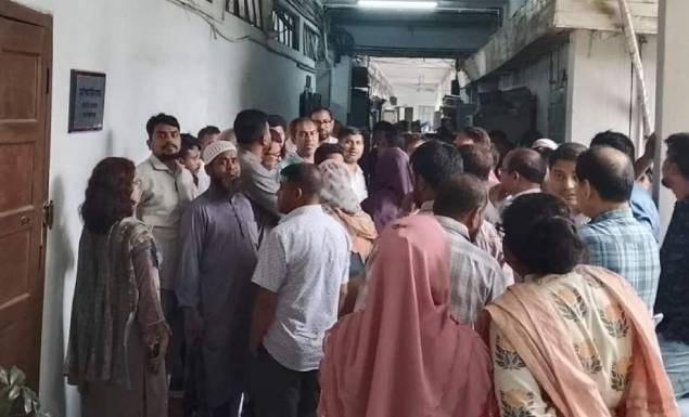 ছয় দফা দাবিতে আন্দোলনে নেমেছেন ঢাকা বিশ্ববিদ্যালয়ের কর্মকর্তা-কর্মচারীরা