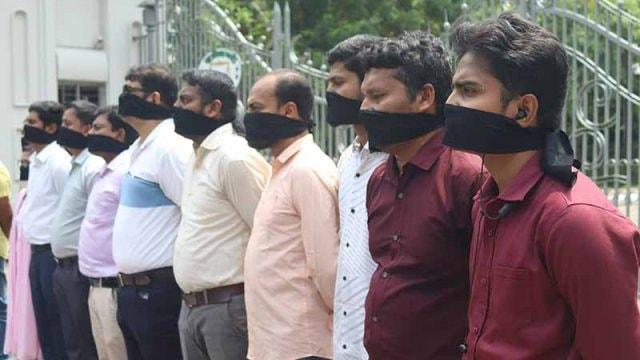 সুপ্রিম কোর্টের এজলাসে সাংবাদিক প্রবেশে নিষেধাজ্ঞা: মুখে কালো কাপড় বেঁধে মানববন্ধন