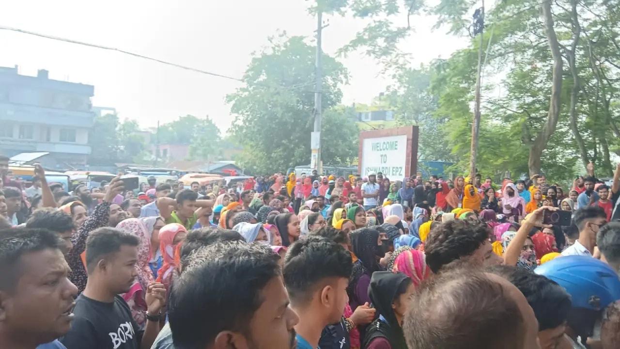 ইপিজেডের প্রধান ফটকে তালা ঝুলিয়ে শ্রমিকদের আন্দোলন