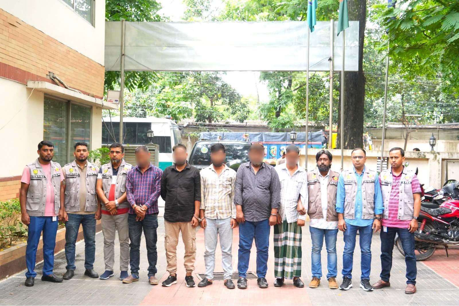 যাত্রাবাড়ীতে অস্ত্রসহ আন্তঃজেলা ডাকাত দলের ৫ সদস্য গ্রেপ্তার