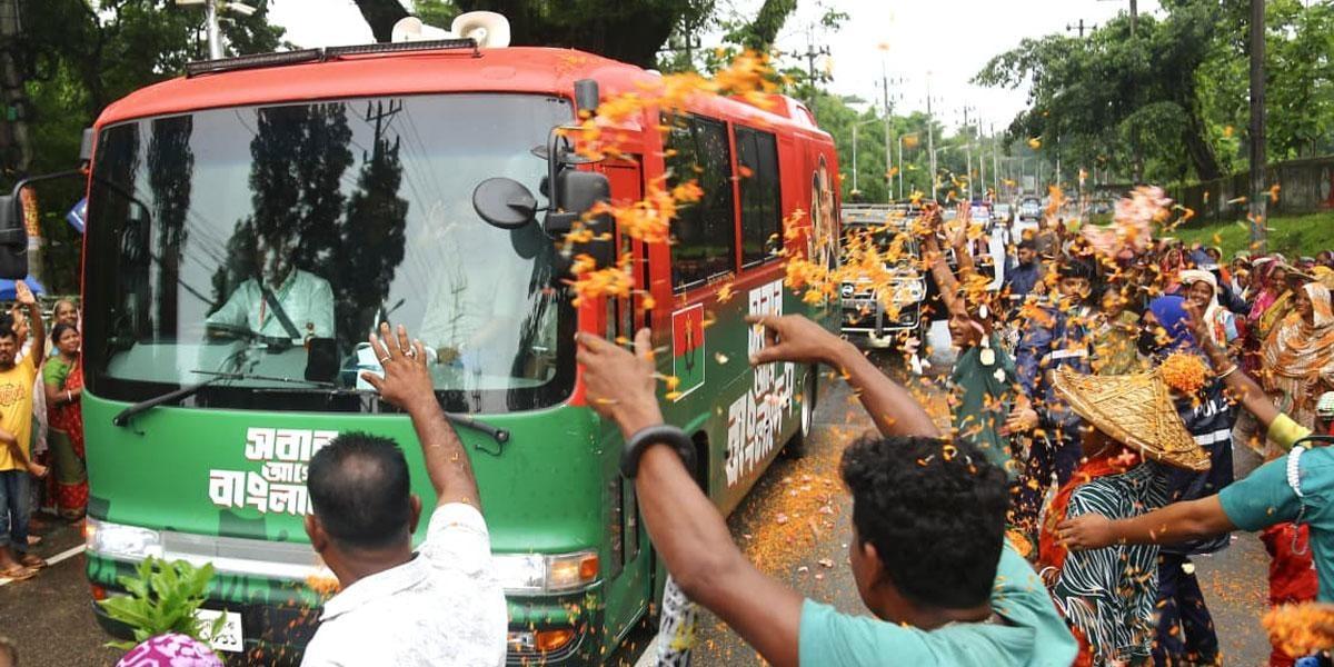 বৃষ্টিতে ভিজেই প্রধানমন্ত্রীর জন্য অপেক্ষা, সিলেটে উচ্ছ্বাসের আমেজ