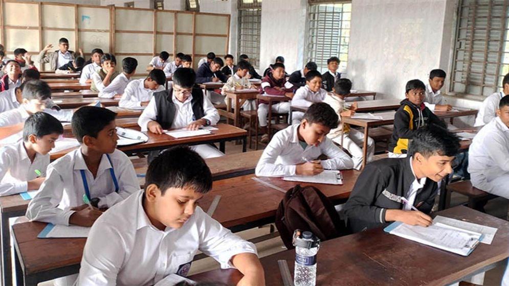 পরীক্ষার হল রুমে পরীক্ষা দিচ্ছে শিক্ষার্থীরা