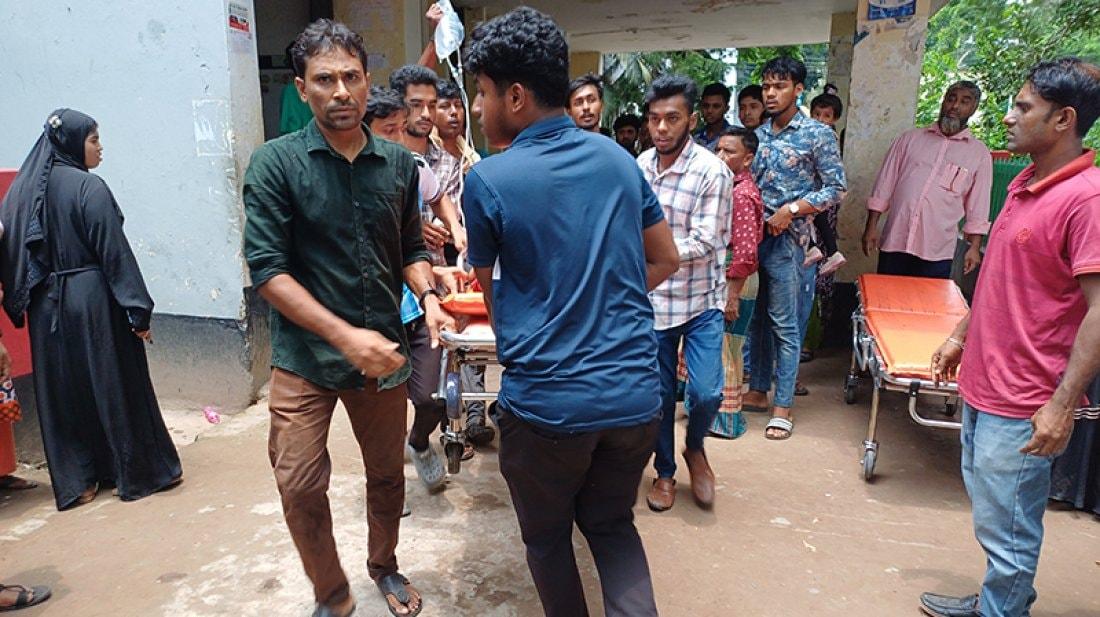 ঢামেকে পাঠানো হয়েছে আহত কিশোরীকে
