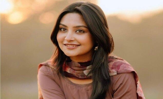 ‘এনগেজড’ স্ট্যাটাসে নতুন আলোচনায় অভিনেত্রী নাজনীন নীহা