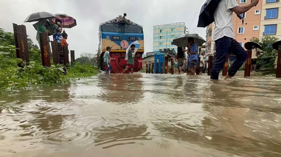 ভারী বৃষ্টিতে তলিয়ে গেছে রেললাইন, আটকা পর্যটক এক্সপ্রেস