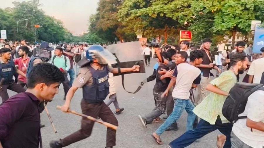 সংসদ ভবনের সামনে থেকে লাঠিচার্জ করে শিক্ষার্থীদের সরিয়ে দিল পুলিশ