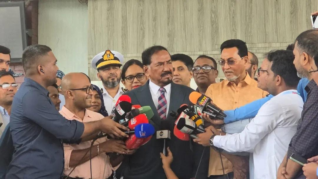 গুঞ্জনের মধ্যেই দেশে ফিরলেন স্পিকার
