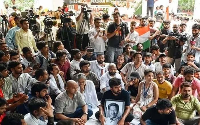 শিক্ষামন্ত্রীর পদত্যাগে উচ্ছ্বসিত ভারতের তরুণরা
