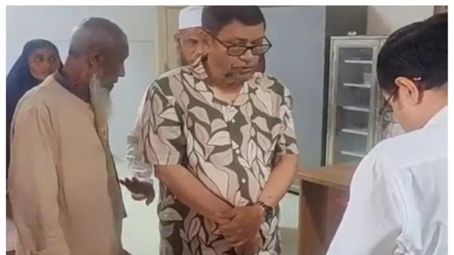 সরকারি ভ্যাকসিন না দেওয়ায় দুইজনকে সাময়িক বরখাস্তের নির্দেশ স্বাস্থ্যমন্ত্রীর