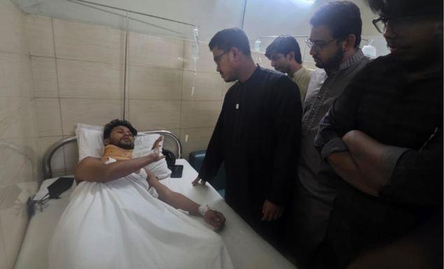 জগন্নাথ বিশ্ববিদ্যালয়ে হামলায় আহতদের দেখতে হাসপাতালে ডাকসু নেতারা