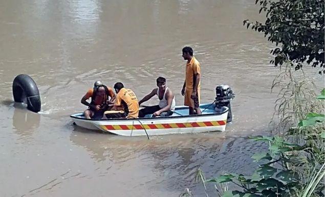 বরযাত্রীবাহী অটোরিকশা খালে পড়ে ১২ জনের মৃত্যু