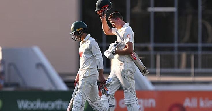 দিন শেষে অস্ট্রেলিয়ার অ্যালেক্স ক্যারি ও ক্যামেরন গ্রিন