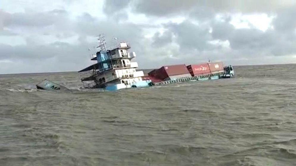 ভারতের উপকূলে বাংলাদেশিসহ ২৪ নাবিক নিয়ে জাহাজডুবি