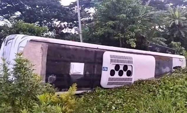দাউদকান্দিতে শের-ই-বাংলা মেডিকেল কলেজের বাস খাদে পড়ে ২০ শিক্ষার্থী আহত