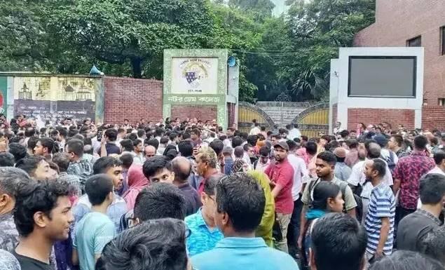 নটর ডেম কলেজে ভর্তি পরীক্ষায় শিক্ষার্থীদের ভিড়