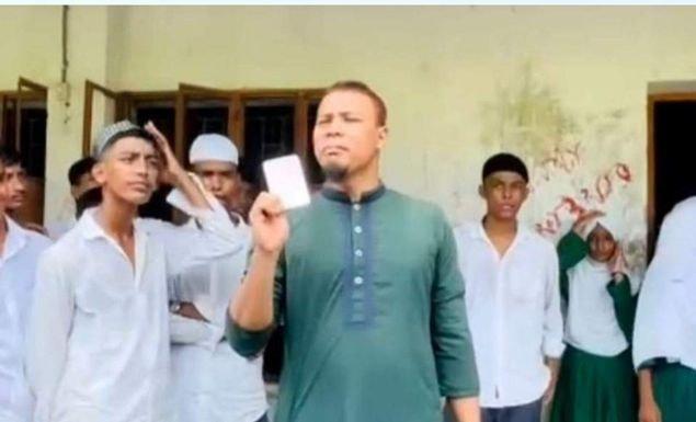 শিক্ষার্থীর আইফোন ৬ ভেঙে দিয়েছেন এক শিক্ষক