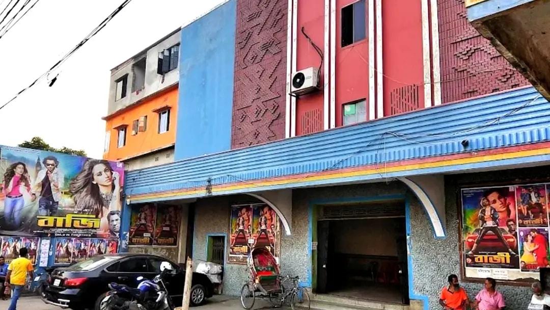 ভেঙে ফেলা হচ্ছে সোনারগাঁয়ের লাভলী সিনেমা হল