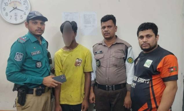 বাসে ওঠার সময় মোবাইল ছিনতাই, ট্রাফিক পুলিশের তৎপরতায় আটক ছিনতাইকারী