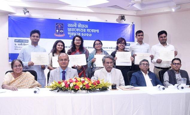 ঢাবির ৮ শিক্ষার্থী পেলেন আলী রীয়াজ স্নাতকোত্তর গবেষণা বৃত্তি ও পুরস্কার
