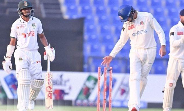 দ্বিতীয় দিনের শুরুতেই তাইজুলকে হারিয়ে অলআউটের শঙ্কায় বাংলাদেশ