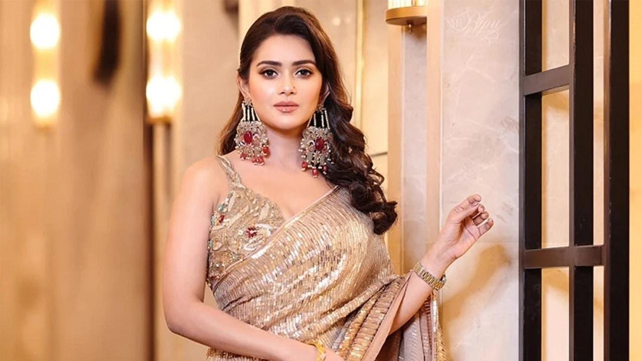 মানিকগঞ্জ যাওয়ার পথে দুর্ঘটনায় তানজিন তিশা