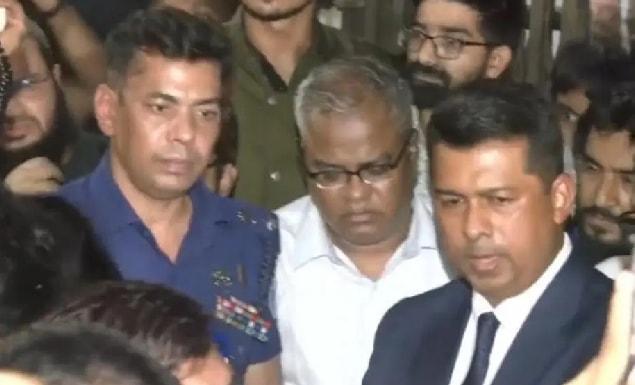 শিক্ষার্থীদের শর্তে ও পুলিশি পাহারায় চুয়েট ক্যাম্পাস ছাড়লেন উপাচার্য