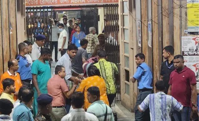 কলকাতায় দুর্গাপূজার প্যান্ডেলে পদদলিত হয়ে ১৭ জন নিহত
