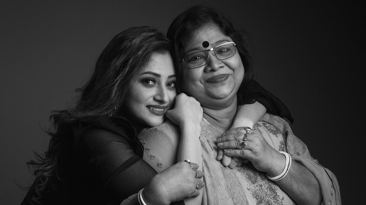 মায়ের সঙ্গে পূজা চেরি