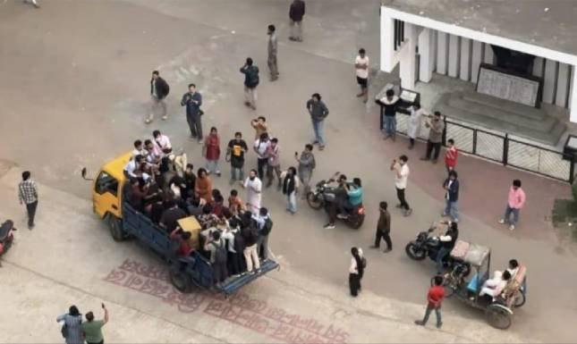 ঢাবি ক্যাম্পাসে ব্যঙ্গাত্মক গান বাজিয়ে পিকআপ মিছিল