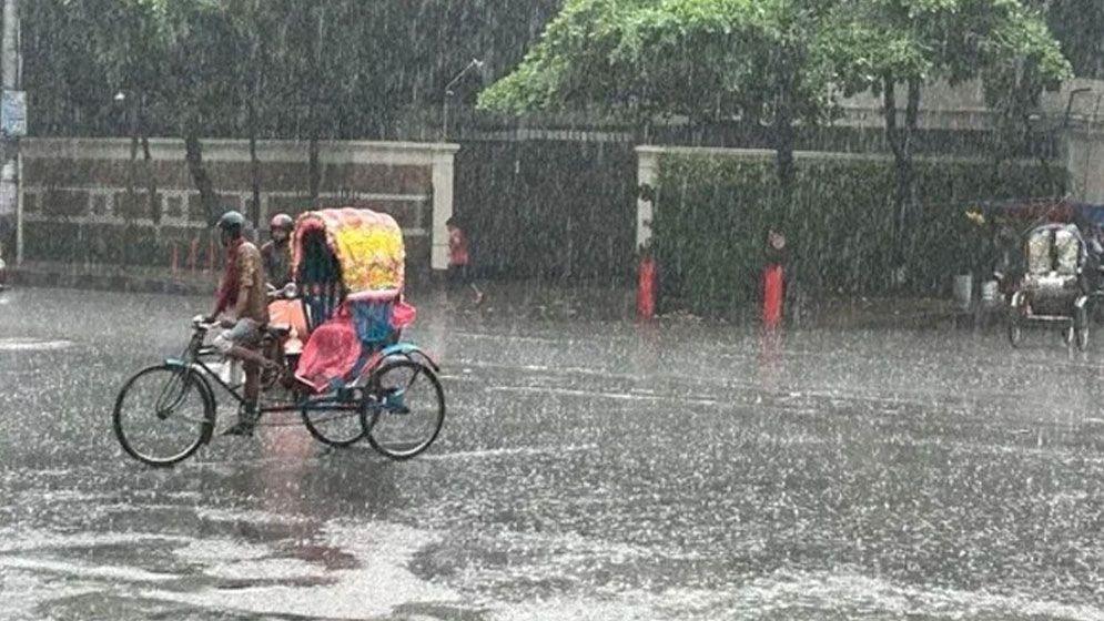 হঠাৎ রাজধানীতে স্বস্তির বৃষ্টি, কোথাও ভোগান্তি