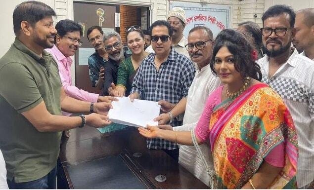 নির্বাচন কমিশনের কাছে আরমান-মুক্তি প্যানেলের মনোনয়নপত্র জমা দেন বাপ্পারাজ নিজেই