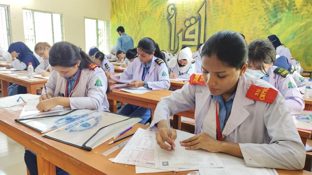 এইচএসসির দ্বিতীয় দিনে অনুপস্থিত ২৭ হাজার, বহিষ্কার ১৭ পরীক্ষার্থী