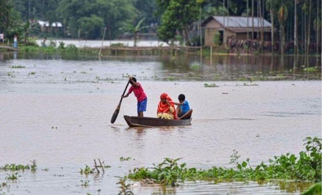 সহসাই থামছে না ভারী বর্ষণ, বাড়ছে বন্যার শঙ্কা