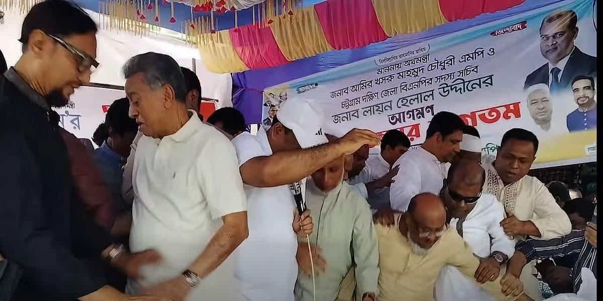 ত্রাণ বিতরণ অনুষ্ঠানে মঞ্চ ধস, অল্পের জন্য রক্ষা পেলেন অর্থমন্ত্রী