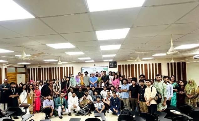 ‘আবেগীয় বুদ্ধিমত্তার মাধ্যমে নেতৃত্ব: নেতৃত্ব ও যোগাযোগের মনোবিজ্ঞান’ শীর্ষক একটি কর্মশালা অনুষ্ঠিত হয়েছে ঢাকা বিশ্ববিদ্যালয়ে