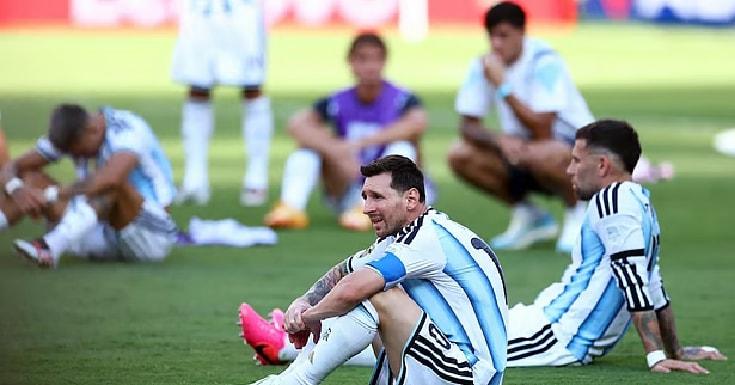 ফাইনাল হারের পর কান্না ভেঙে পড়েন মেসি