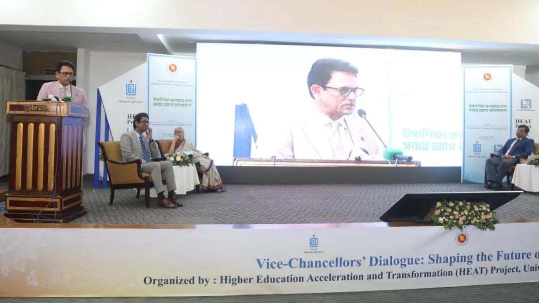 ব্র্যাক সিডিএমে দুই দিনব্যাপী উপাচার্যদের সংলাপের সমাপনী অনুষ্ঠানে প্রধান অতিথি হিসেবে বক্তব্য রাখছে শিক্ষামন্ত্রী ড. আ ন ম এহছানুল হক মিলন