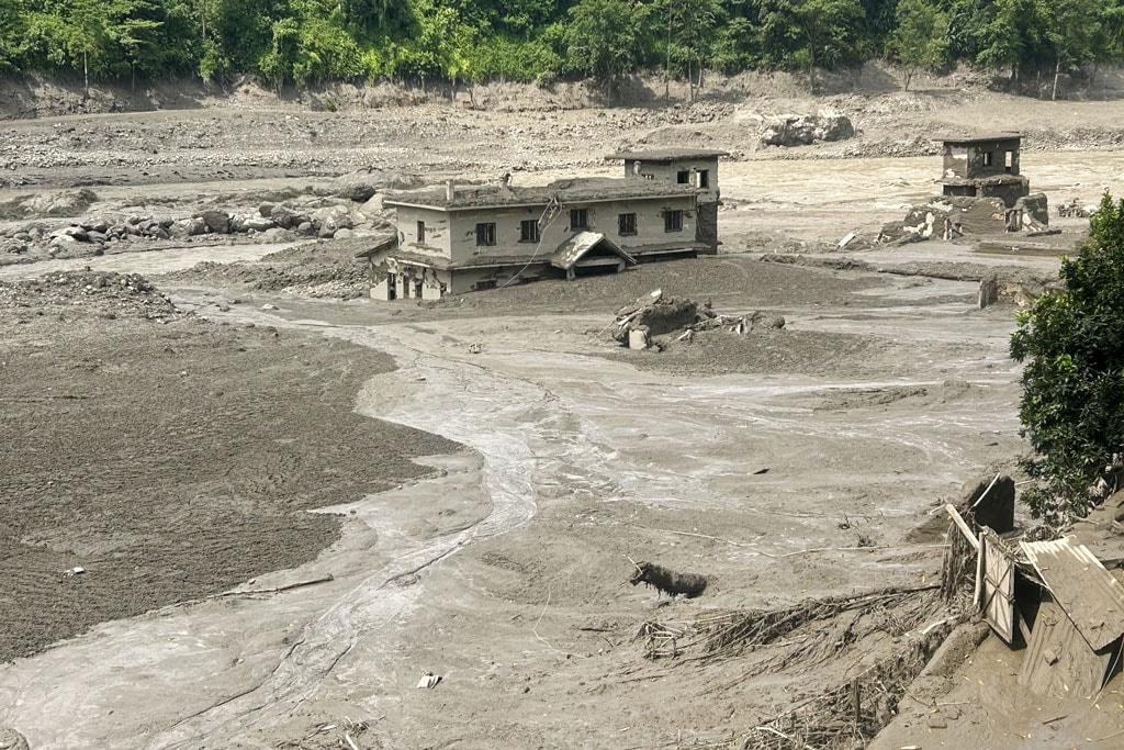 নেপাল-তিব্বত সীমান্তে হিমবাহ ধসে সৃষ্ট আকস্মিক বন্যা