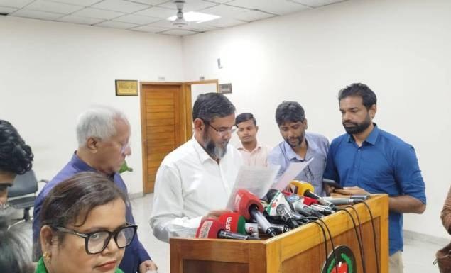কমিশন বৈঠক শেষে নির্বাচন কমিশনার ব্রিগেডিয়ার জেনারেল (অব.) আবুল ফজল মো. সানাউল্লাহ ইউনিয়ন পরিষদ নির্বাচন নিয়ে সাংবাদিকদের সামনে ব্রিফিং করেন